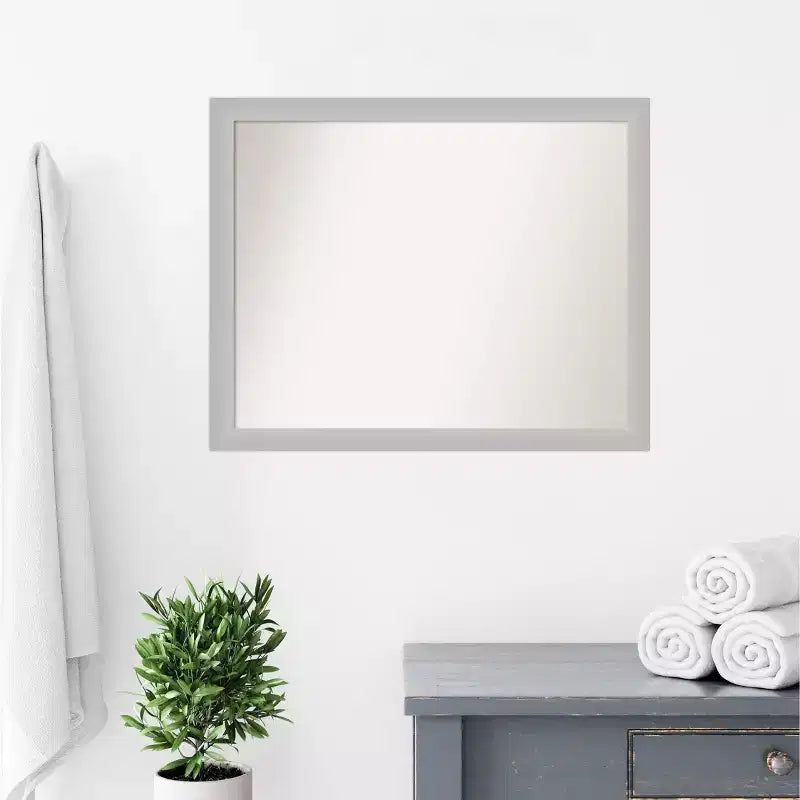 Miroir mural de salle de bain en bois, non biseauté, peu lustré, 31" x 25", argenté - Amanti Art