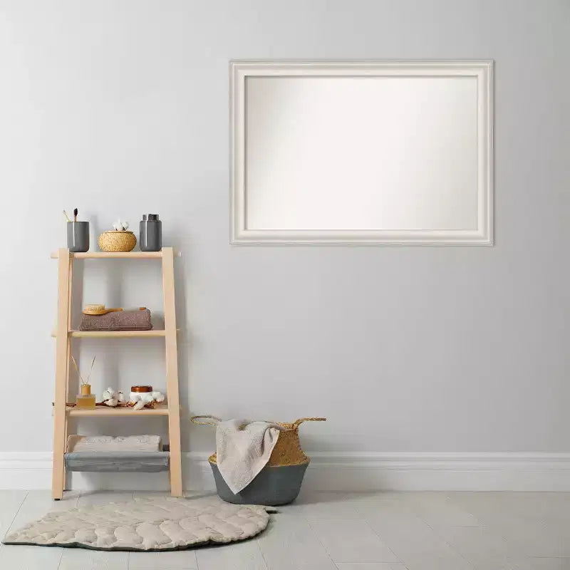Miroir mural de salle de bain Trio blanc délavé argenté de 41" x 29" sans biseau - Amanti Art