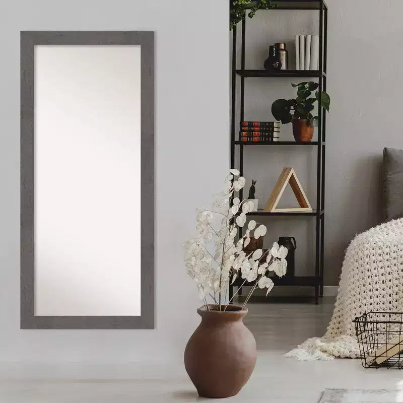 Miroir inclinable Rustique à lattes grises 30" x 66" par Amanti Art