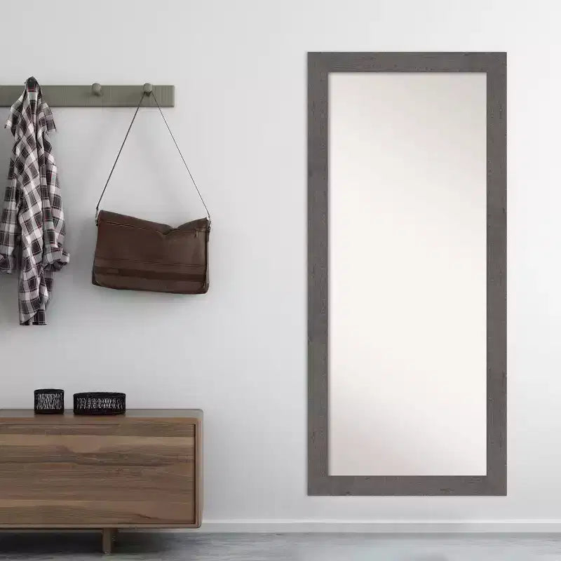 Miroir inclinable Rustique à lattes grises 30" x 66" par Amanti Art