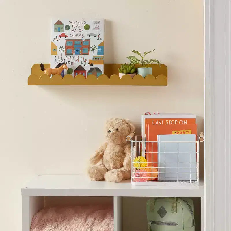 Étagère murale dorée pour enfants en métal Luxe - Pillowfort™ : Organisateur mural flottant en fer festonné, 24 po de large