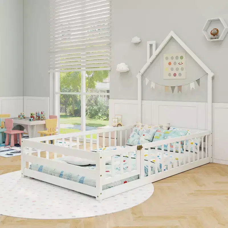 Lit au sol Montessori une place Costway pour tout-petit avec porte verrouillable, garde-corps pleine longueur gris/blanc