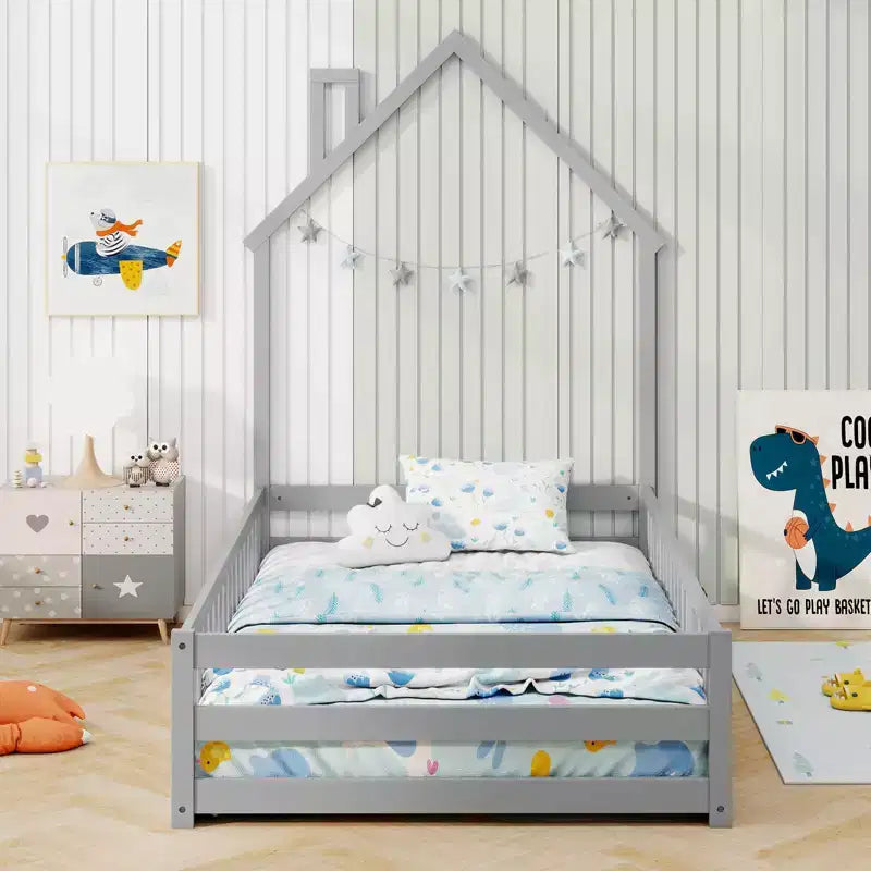 Lit au sol Montessori une place Costway pour tout-petit avec porte verrouillable, garde-corps pleine longueur gris/blanc