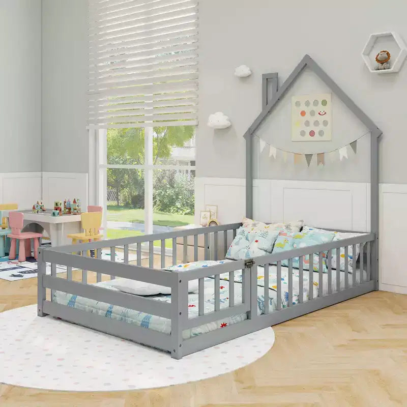 Lit au sol Montessori une place Costway pour tout-petit avec porte verrouillable, garde-corps pleine longueur gris/blanc