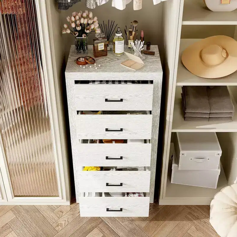 Commode verticale à 5 tiroirs Famapy, commode en bois texturé avec poignées décoratives en métal