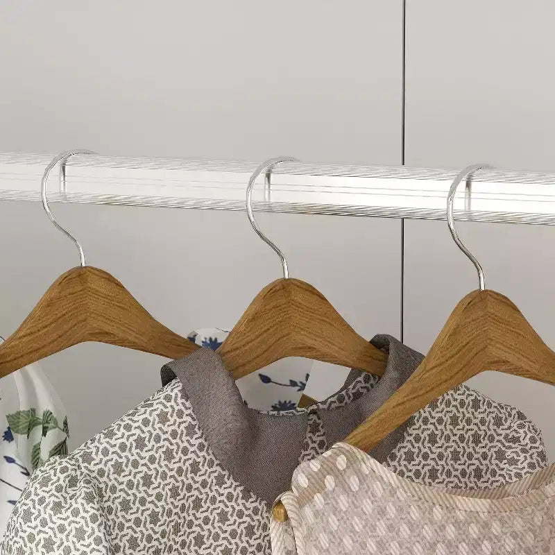 Armoire blanche Hitow, garde-robe moderne minimaliste, motifs à lignes, accessoires dorés