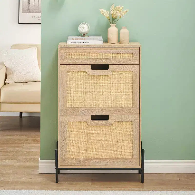 Meuble de rangement en rotin naturel Acekool avec 2 tiroirs basculants, étagères réglables et pieds en métal, organiseur de chaussures mince pour entrée