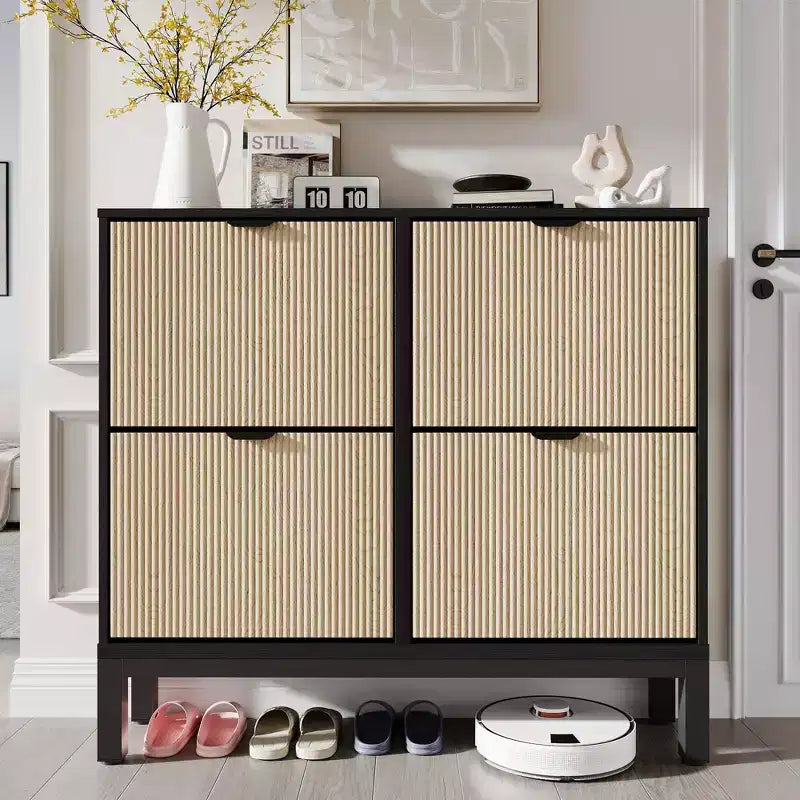 Meuble à chaussures cannelé GustoWave avec 4 tiroirs basculants, organisateur de chaussures étroit en bois avec pieds en métal, porte-chaussures moderne de style ferme avec rangement caché