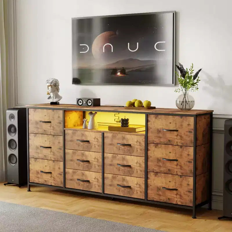 Meuble TV commode 63 pouces pour téléviseurs 65, 70, 75 pouces, commode en tissu avec station de charge, lumières LED, étagères ouvertes et commode à 12 tiroirs