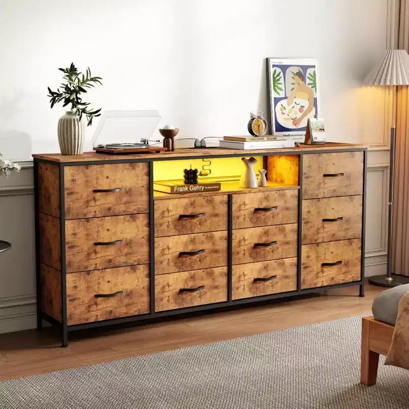 Meuble TV commode 63 pouces pour téléviseurs 65, 70, 75 pouces, commode en tissu avec station de charge, lumières LED, étagères ouvertes et commode à 12 tiroirs