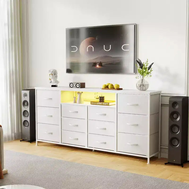 Meuble TV commode 63 pouces pour téléviseurs 65, 70, 75 pouces, commode en tissu avec station de charge, lumières LED, étagères ouvertes et commode à 12 tiroirs