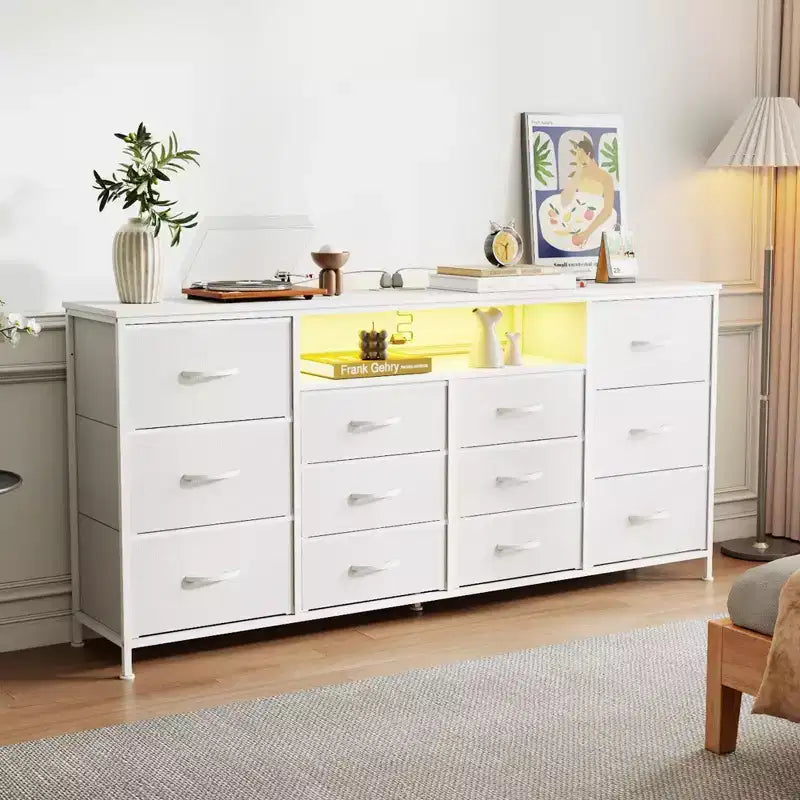 Meuble TV commode 63 pouces pour téléviseurs 65, 70, 75 pouces, commode en tissu avec station de charge, lumières LED, étagères ouvertes et commode à 12 tiroirs