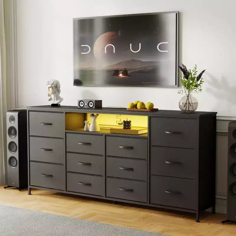 Meuble TV commode 63 pouces pour téléviseurs 65, 70, 75 pouces, commode en tissu avec station de charge, lumières LED, étagères ouvertes et commode à 12 tiroirs