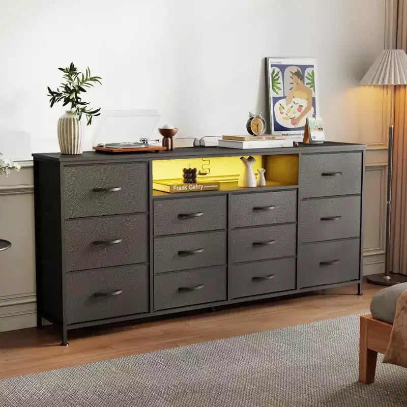 Meuble TV commode 63 pouces pour téléviseurs 65, 70, 75 pouces, commode en tissu avec station de charge, lumières LED, étagères ouvertes et commode à 12 tiroirs
