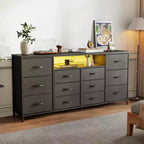 Meuble TV commode 63 pouces pour téléviseurs 65, 70, 75 pouces, commode en tissu avec station de charge, lumières LED, étagères ouvertes et commode à 12 tiroirs