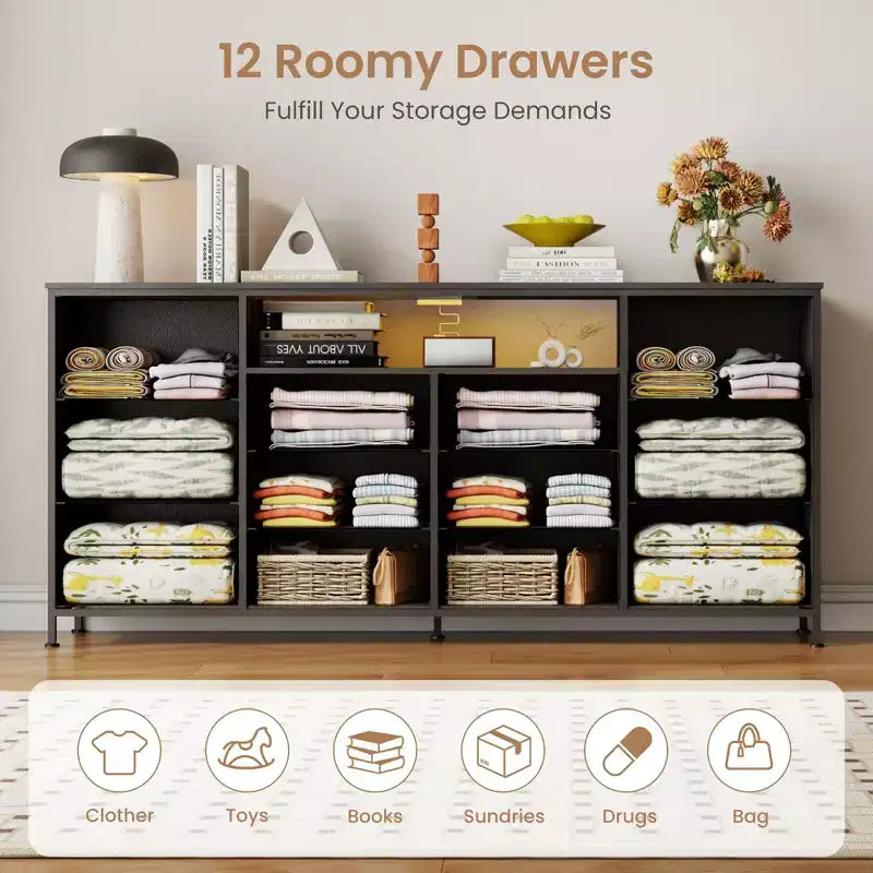 Meuble TV commode 63 pouces pour téléviseurs 65, 70, 75 pouces, commode en tissu avec station de charge, lumières LED, étagères ouvertes et commode à 12 tiroirs