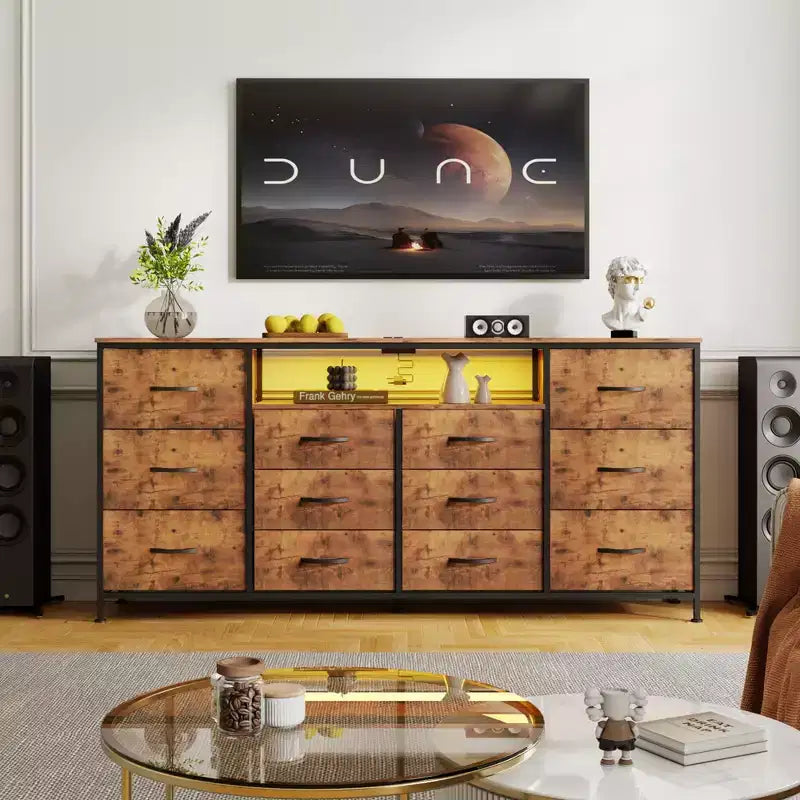 Meuble TV commode 63 pouces pour téléviseurs 65, 70, 75 pouces, commode en tissu avec station de charge, lumières LED, étagères ouvertes et commode à 12 tiroirs