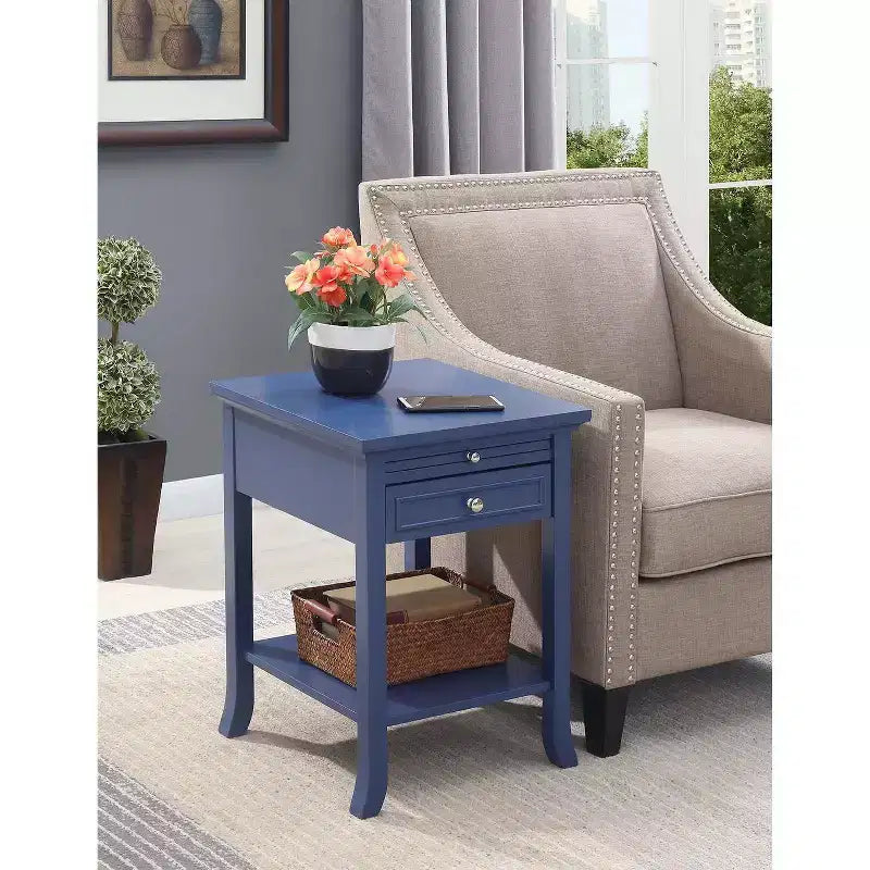 HomeStock Belmont, bout de canapé d'appoint triangulaire étroit avec étagère, bords biseautés, pieds fuselés et design compact peu encombrant