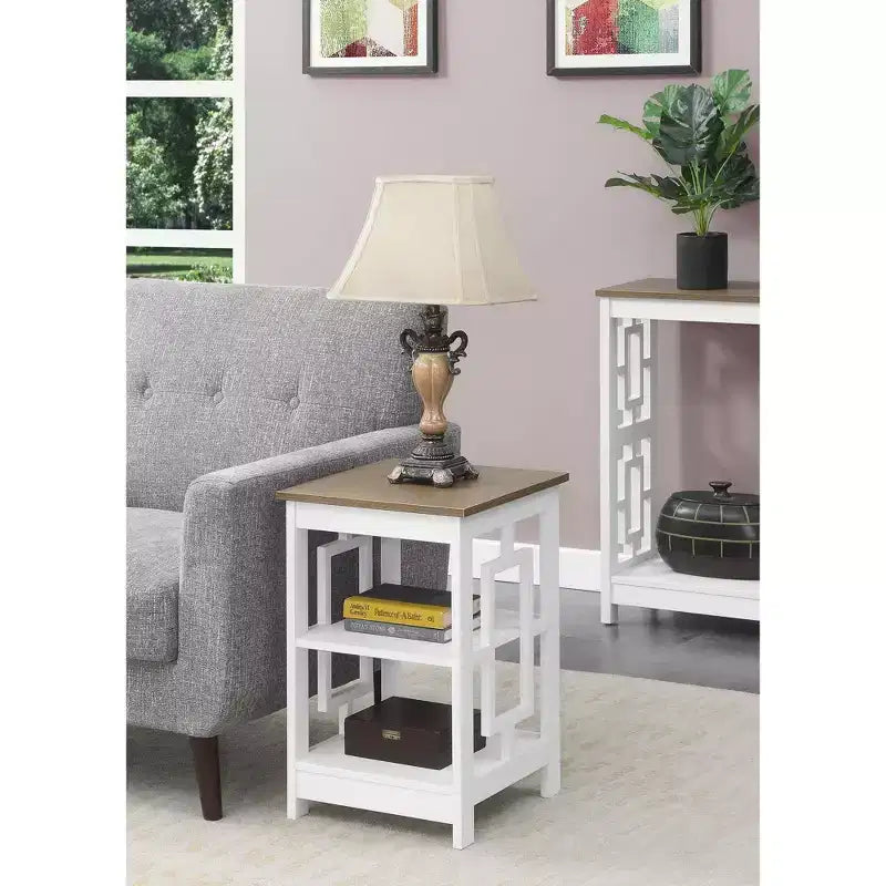 Table d'appoint carrée HomeStock Belmont avec grande surface et deux étagères, conception latérale ouverte symétrique, table d'appoint en MDF pour maisons modernes