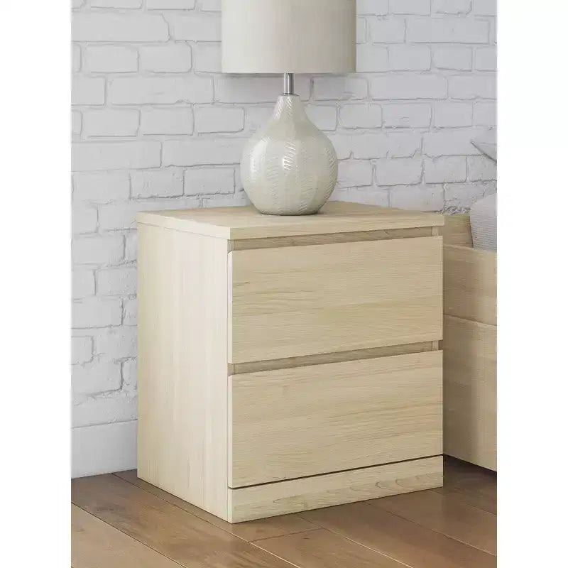 Table de chevet moderne minimaliste 2 tiroirs Signature Design by Ashley Onita, finition en bois brun naturel avec design sans poignées