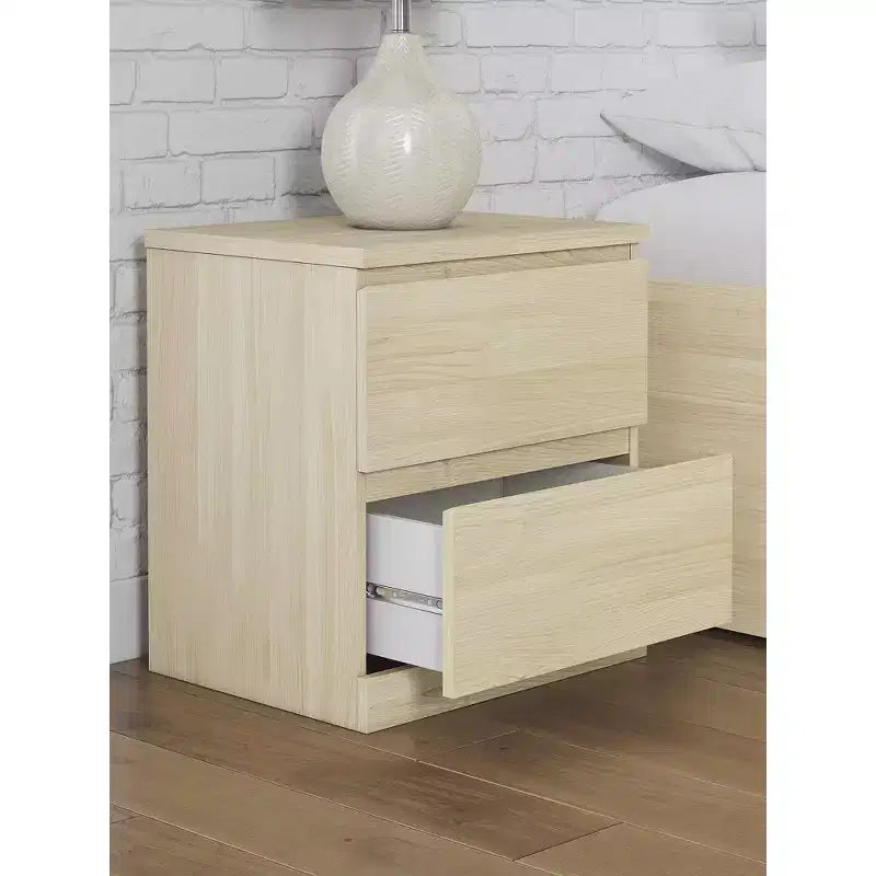 Table de chevet moderne minimaliste 2 tiroirs Signature Design by Ashley Onita, finition en bois brun naturel avec design sans poignées