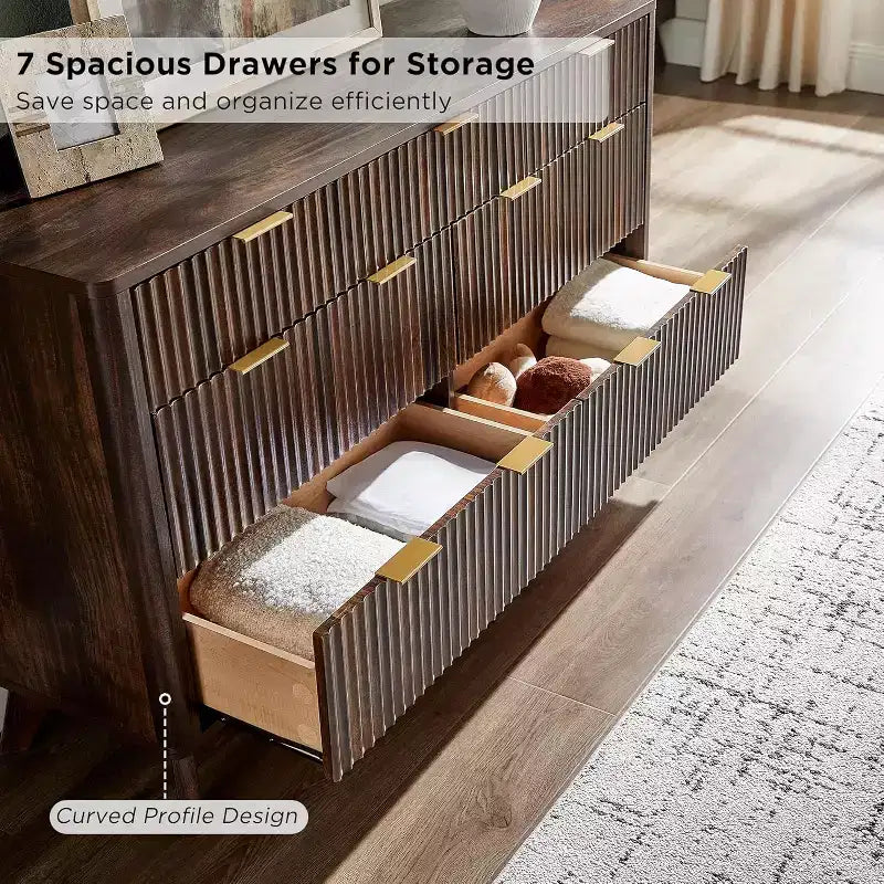 Commode à 7 tiroirs cannelés, largeur 54", plateau effet marbre et profil incurvé, meuble TV, organisateur de tiroirs en bois pour chambre à coucher