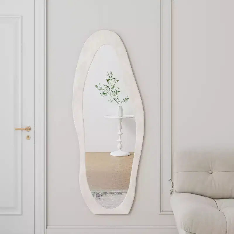 Okak Miroir corporel irrégulier en flanelle ondulée 63 x 24 pouces, miroir pleine longueur à cadre en bois avec support, miroir mural pour dressing, salon
