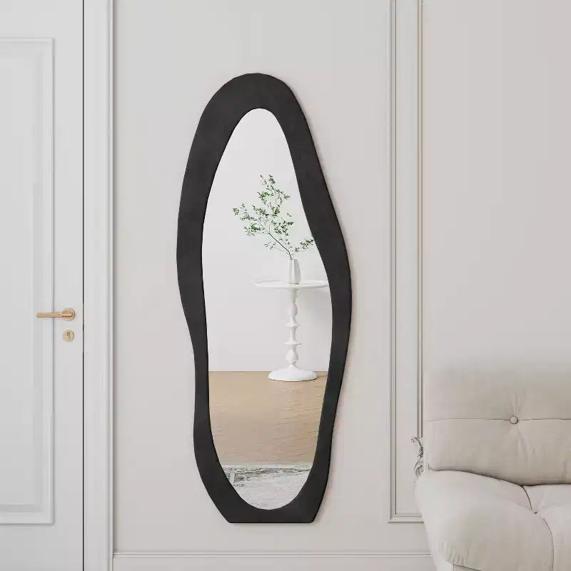 Okak Miroir corporel irrégulier en flanelle ondulée 63 x 24 pouces, miroir pleine longueur à cadre en bois avec support, miroir mural pour dressing, salon