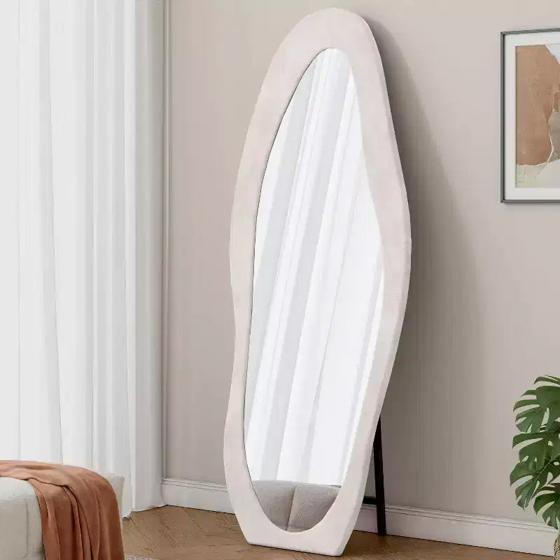 Okak Miroir corporel irrégulier en flanelle ondulée 63 x 24 pouces, miroir pleine longueur à cadre en bois avec support, miroir mural pour dressing, salon