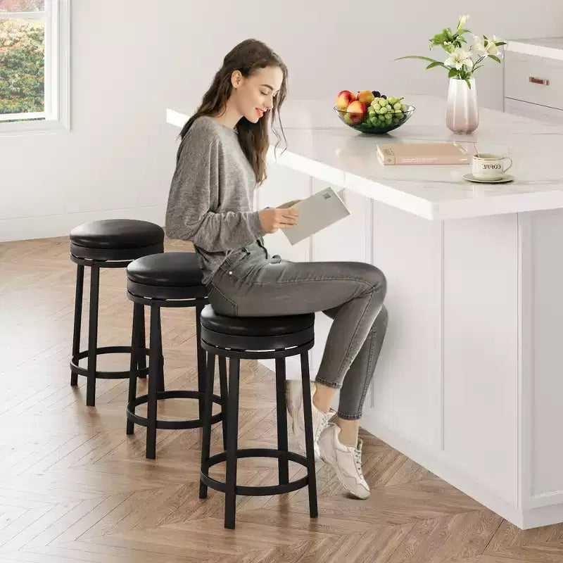 Ensemble de 2 tabourets de bar, hauteur 61 cm, revêtement en cuir PU et cadre en métal noir, tabourets de bar ronds sans dossier pour îlot de cuisine, salle à manger, bar à domicile