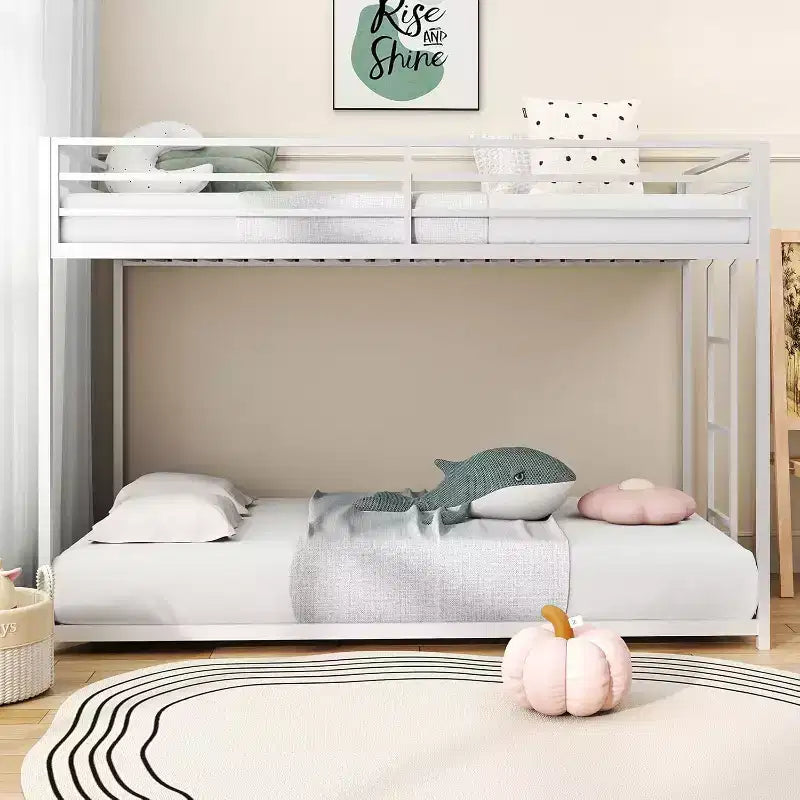 Lits Superposés Jumeaux Zevemomo, Lits Superposés en Métal à Profil Bas avec Barrière de Sécurité et Échelle sur Toute la Longueur, Gain de Place, Pas de Sommier Tapissier Nécessaire, Blanc