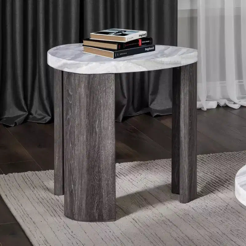 Table d'appoint contemporaine en bois d'hévéa triangulaire Declan GDFStudio avec roulettes dissimulées
