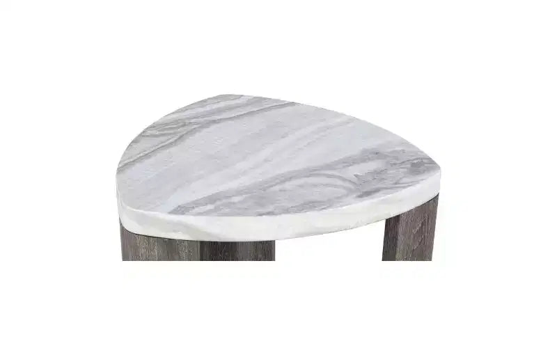 Table d'appoint contemporaine en bois d'hévéa triangulaire Declan GDFStudio avec roulettes dissimulées