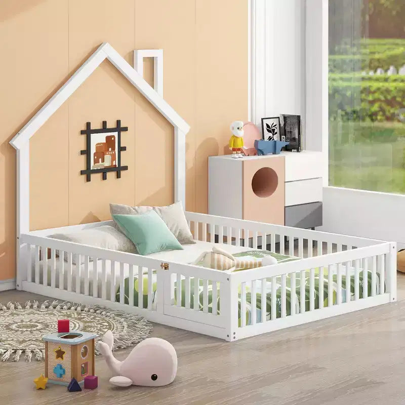 Lit plateforme en bois pleine grandeur en forme de maison avec garde-corps, cadre de lit en bois massif au sol avec tête de lit en forme de maison pour enfants