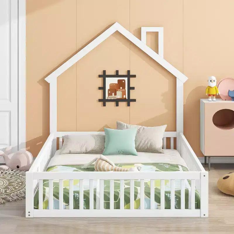Lit plateforme en bois pleine grandeur en forme de maison avec garde-corps, cadre de lit en bois massif au sol avec tête de lit en forme de maison pour enfants