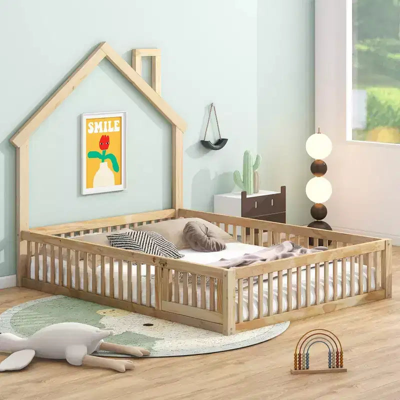 Lit plateforme en bois pleine grandeur en forme de maison avec garde-corps, cadre de lit en bois massif au sol avec tête de lit en forme de maison pour enfants