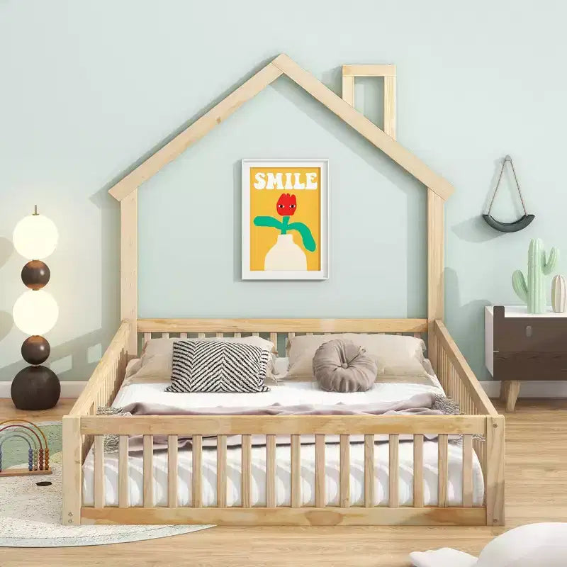 Lit plateforme en bois pleine grandeur en forme de maison avec garde-corps, cadre de lit en bois massif au sol avec tête de lit en forme de maison pour enfants