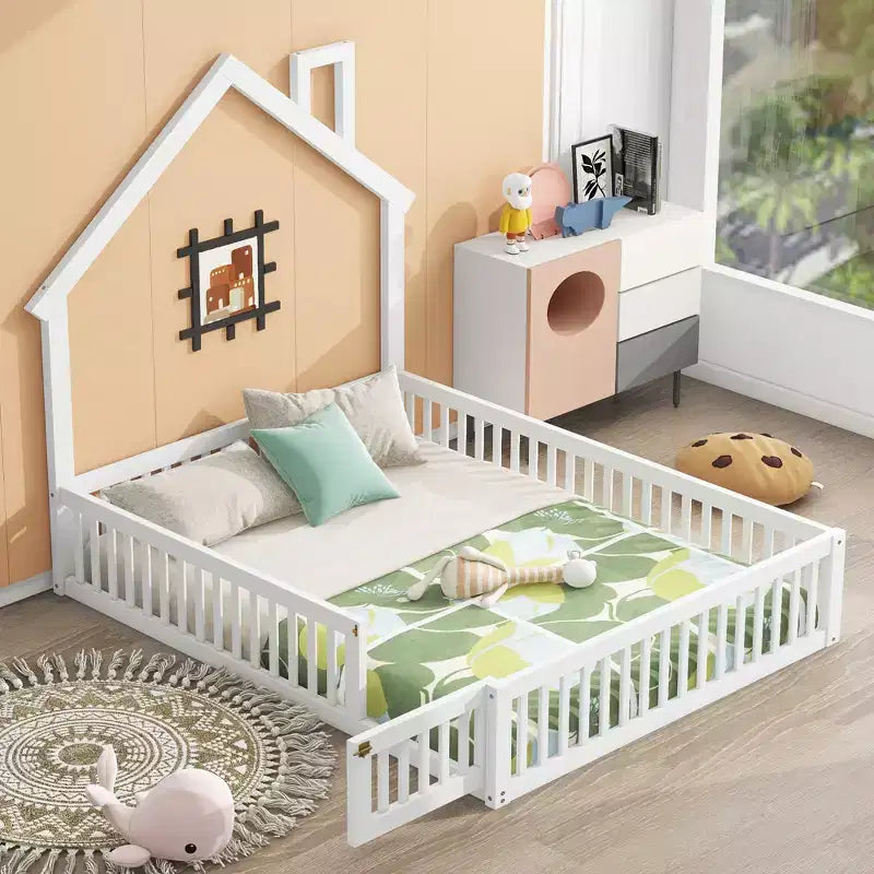 Lit plateforme en bois pleine grandeur en forme de maison avec garde-corps, cadre de lit en bois massif au sol avec tête de lit en forme de maison pour enfants