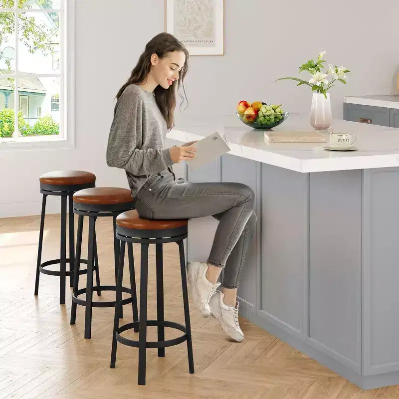 Tabourets de bar ronds sans dossier pivotants GustoWave 30'' (lot de 2), revêtement en cuir PU, cadre en métal et repose-pieds pour îlot de cuisine