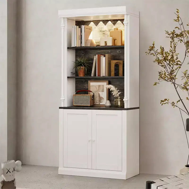 Armoire de rangement autoportante avec éclairage LED, dotée de deux portes et d'étagères réglables, idéale pour les salles à manger et les salons.
