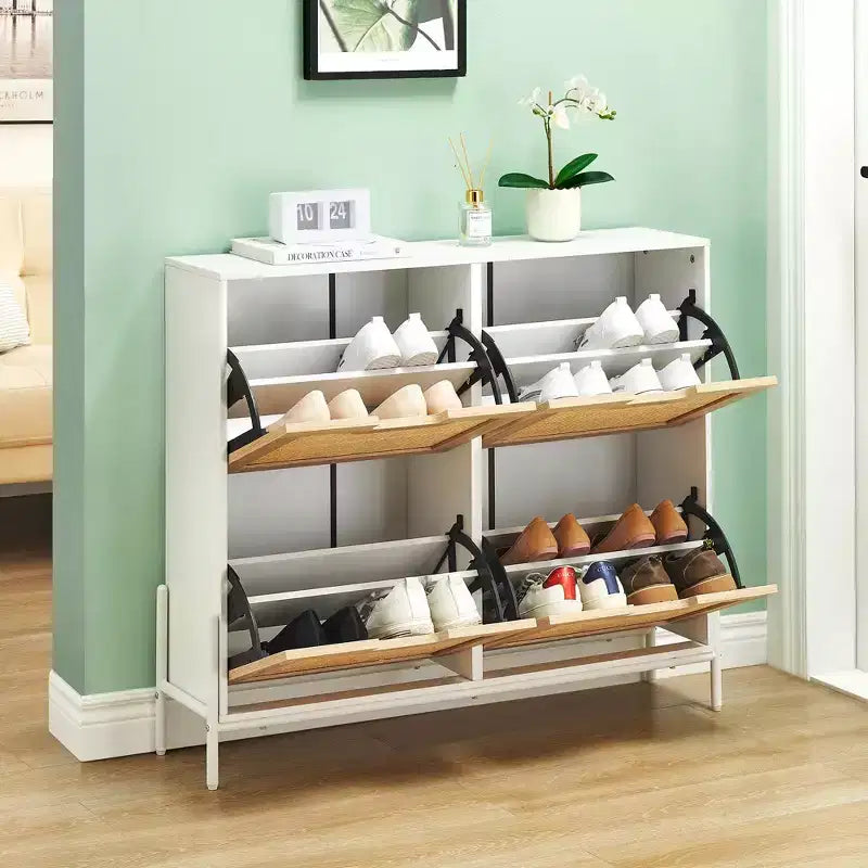 Meuble à chaussures fin avec 4 portes abattantes, peut contenir 20 à 22 paires de chaussures. Hauteur des étagères réglable avec protection anti-basculement.