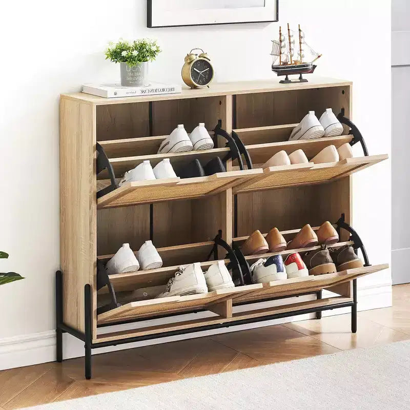 Meuble à chaussures fin avec 4 portes abattantes, peut contenir 20 à 22 paires de chaussures. Hauteur des étagères réglable avec protection anti-basculement.