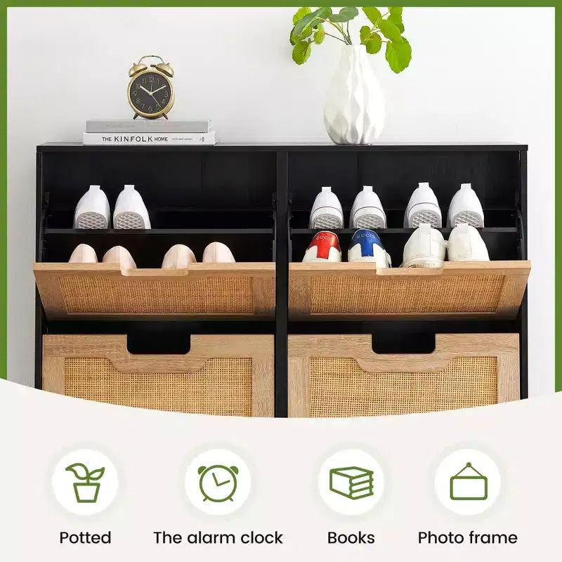 Meuble à chaussures fin avec 4 portes abattantes, peut contenir 20 à 22 paires de chaussures. Hauteur des étagères réglable avec protection anti-basculement.