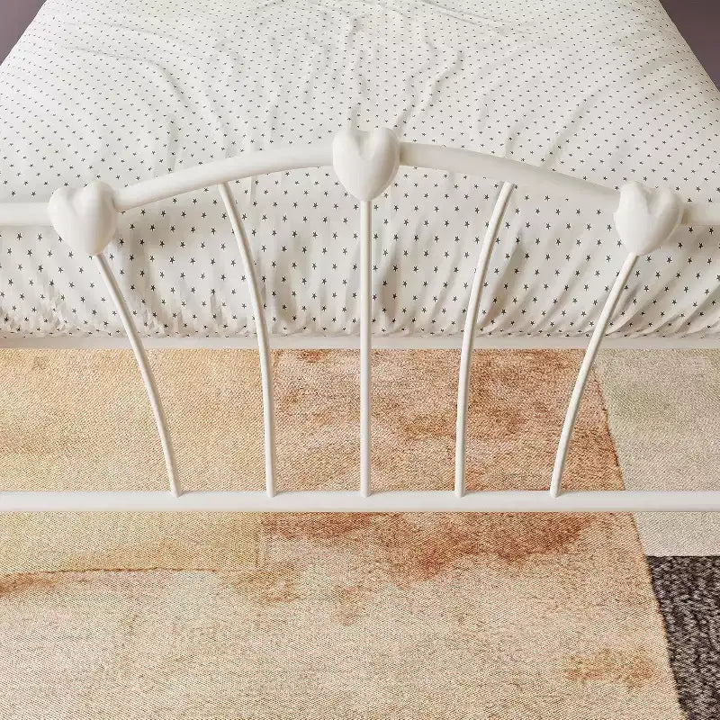 Cadre de lit simple, plateforme en métal de taille simple avec tête de lit en forme de cœur, rangement sous le lit de 11,5 pouces, pas besoin de sommier tapissier, silencieux et facile à assembler