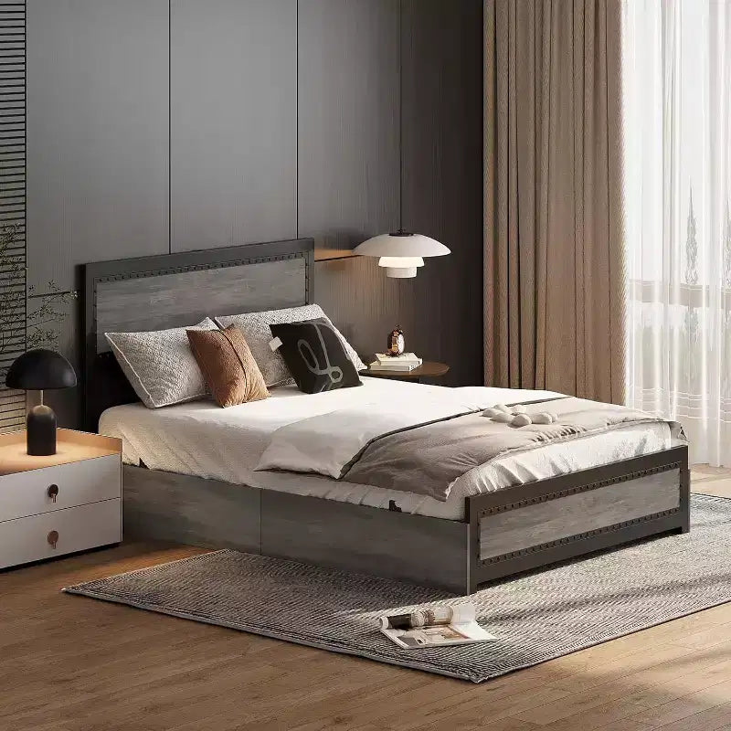 Cadre de lit Acekool Queen Size avec quatre tiroirs de rangement et station de recharge, lit plateforme riveté avec tête de lit, support à lattes métalliques, gris