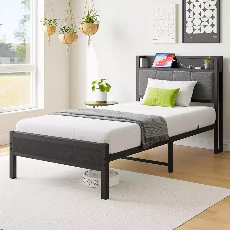 Cadre de lit double Okak avec tête de lit de rangement solide, lit plateforme avec tête de lit de rangement avec station de recharge pour chambre à coucher, noir