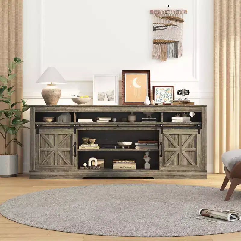 Meuble TV de style rustique pour téléviseur de 75 pouces, meuble de divertissement avec rangement semi-ouvert et portes de grange, console TV avec étagère réglable