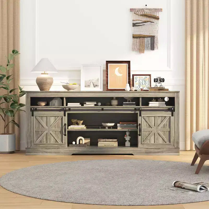 Meuble TV de style rustique pour téléviseur de 75 pouces, meuble de divertissement avec rangement semi-ouvert et portes de grange, console TV avec étagère réglable