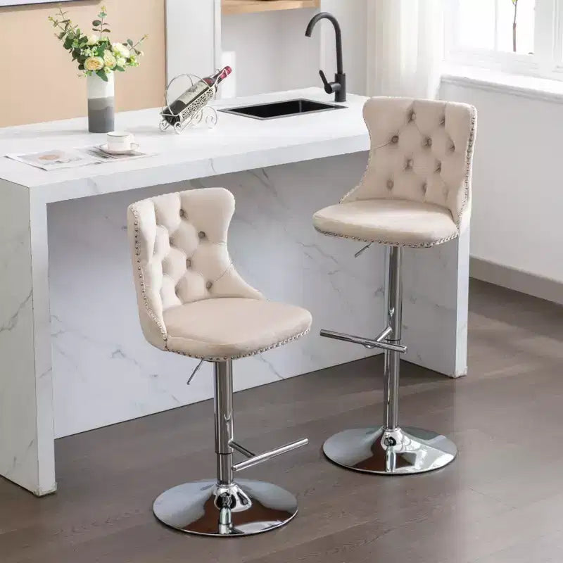 Tabourets de bar Okak pivotants en velours, hauteur comptoir, lot de 2, tabourets de bar pivotants à 360° avec dossier capitonné et cadre argent mat