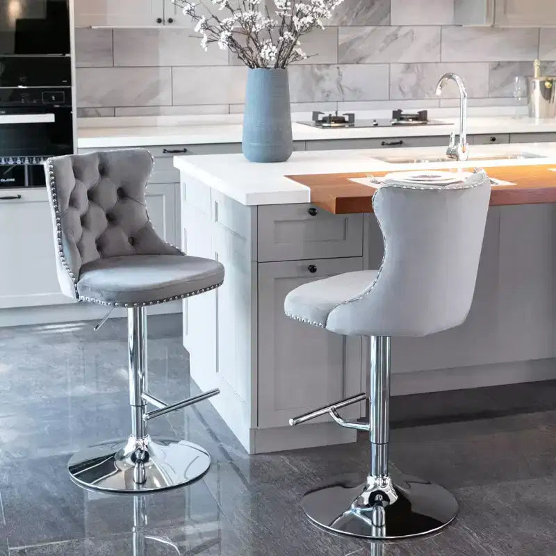 Tabourets de bar Okak pivotants en velours, hauteur comptoir, lot de 2, tabourets de bar pivotants à 360° avec dossier capitonné et cadre argent mat
